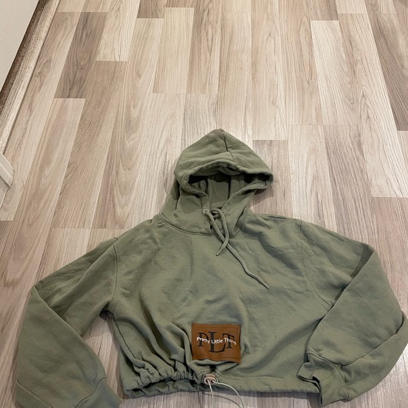PrettyLittleThing Olive Green Sweatshirt with Logo Patch - Picture 1 of 10